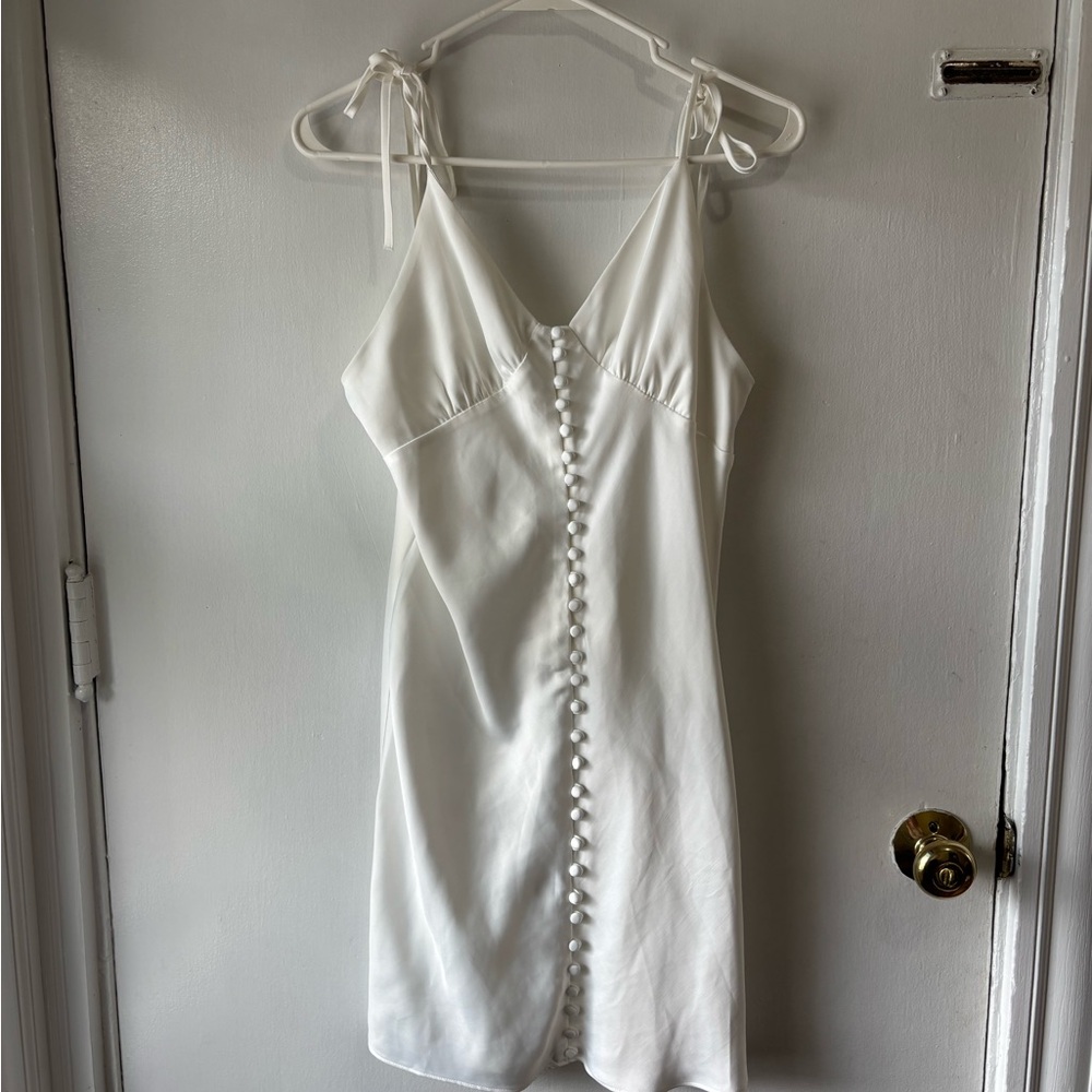 MINI WHITE DRESS WITH BOW TIES AT SHOULDER | BRAND: ENVY | SIZE: L